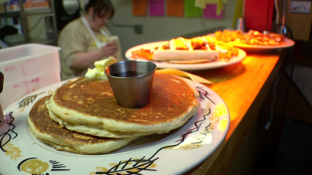 Modern Times Cafe closing at end of year after providing 30,000 free meals in wake of ICE surge — WCCO / CBS Minnesota, Healdsburg Dining news